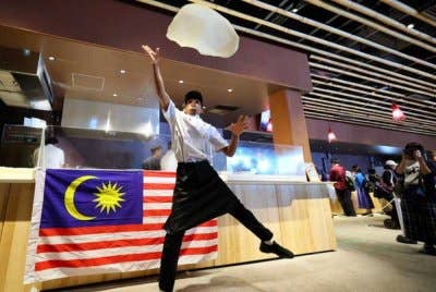 Muhammad Muiz menunjukkan aksi menebar roti canai terbang di Cafe Pavillion Malaysia sempena Expo Antarabangsa 2025 Osaka. Foto Bernama