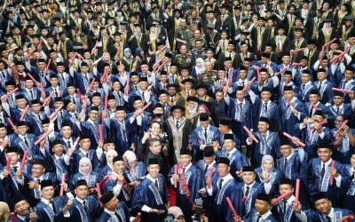 Mohamed Khaled (tengah) bergambar dengan graduan pada Majlis Penganugerahan Diploma Kemahiran Malaysia RPEL Dan Sijil PERHEBAT yang diadakan di Kompleks PERHEBAT, Kem Sungai Buloh pada Selasa.