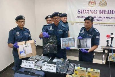 Rohaizad (tengah) menunjukkan gambar dadah yang ditemui dalam sebuah bagasi tidak bertuan di LTAPP pada 4 Mac lalu.