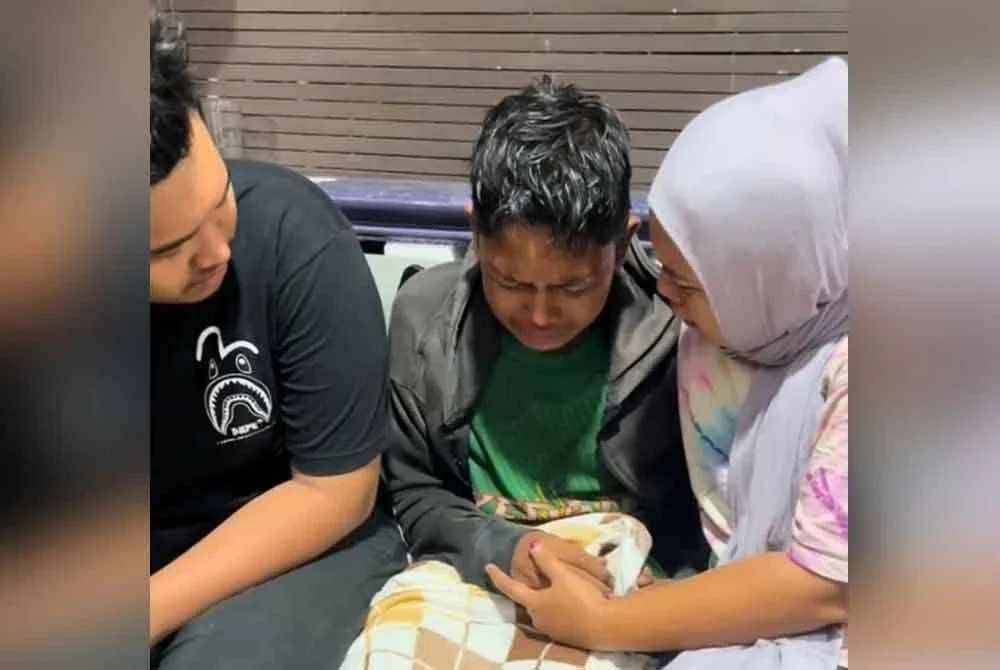 Tangkap layar menunjukkan Muhamad Aidil Asyraf (tengah) menangis ketika menemui ibu bapanya.