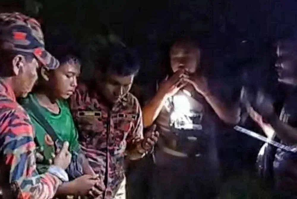 Tangkap layar memaparkan Muhamad Aidil Asyraf (dua,kiri) ditemui dalam keadaan lemah dan terpaksa dipapah anggota bomba.