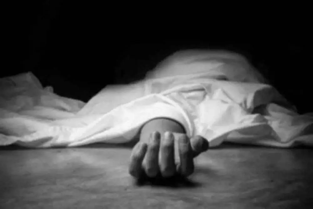 Seorang lelaki maut apabila motosikal yang ditunggangnya terbabas sebelum melanggar bahagian belakang sebuah treler di Jalan Gudang, Johor Port Berhad, malam tadi. Foto hiasan