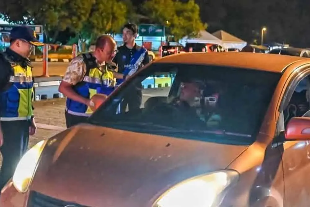 Ir Razali turut memeriksa kenderaan ketika Program Advokasi Keselamatan Jalan Raya di Plaza Tol Gambang pada malam, Khamis. Foto Pahang Media