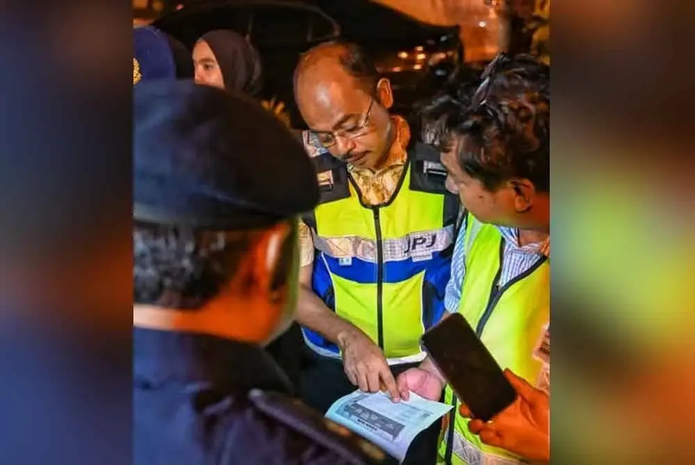 Ir Razali ketika Program Advokasi Keselamatan Jalan Raya di Plaza Tol Gambang pada malam, Khamis. Foto Pahang Media