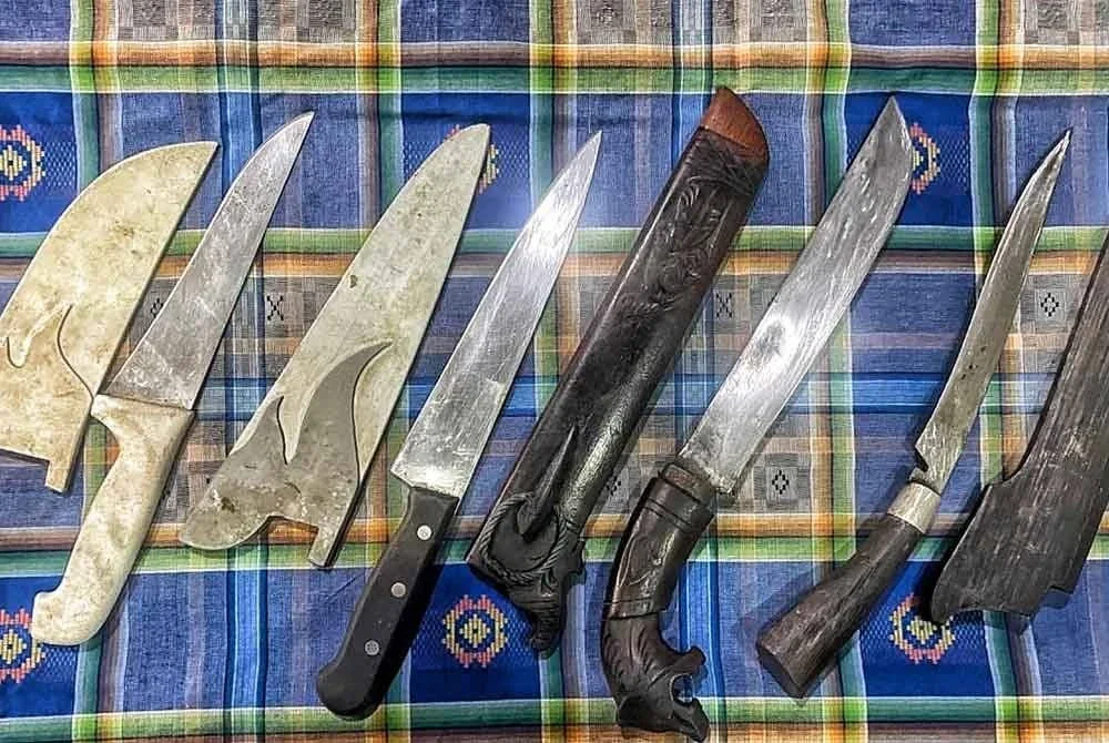 Antara koleksi pisau lapah yang dimiliki Hassan termasuk berusia lebih 20 tahun.