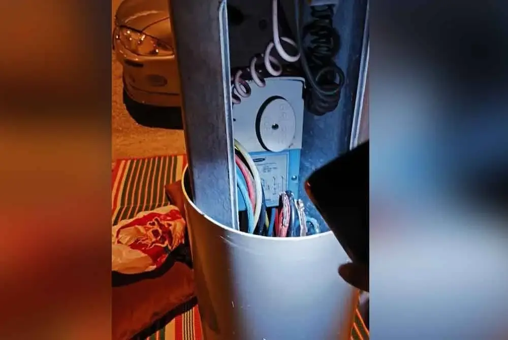 Gambar tular keadaan sebuah tiang elektrik yang dipercayai menyebabkan seorang kanak-kanak terkena renjatan dan telah dirawat di hospital.