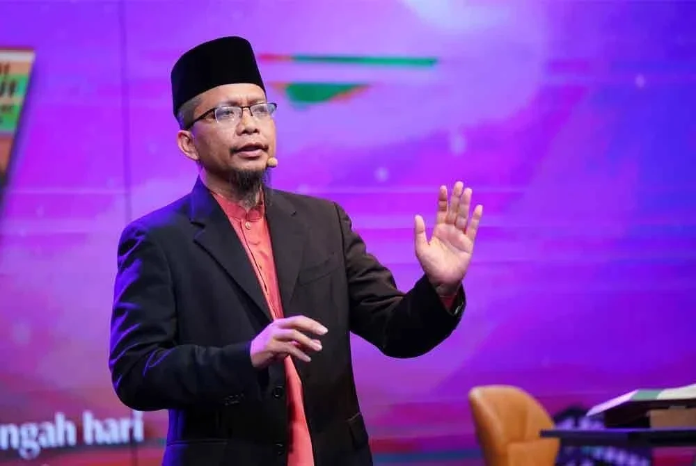 Ketua Pegawai Penyelidik WUIF merangkap pentaddabur, Fazrul Ismail memberikan penjelasan lanjut berhubung mesej-mesej yang disampaikan daripada tiga surah dibacakan Syukri.