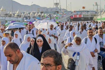 Jemaah haji dari seluruh dunia menuju Jamrah bagi menunaikan ibadah melontar Jamrah. Foto Bernama