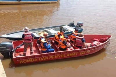 Pasukan bomba melakukan operasi SAR mangsa dengan menyeberang sungai ke lokasi kejadian di Kampung Nabahan, Weston.