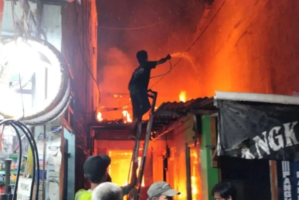 Kebakaran itu turut merebak ke dua lagi rumah di kawasan itu. Foto Agensi