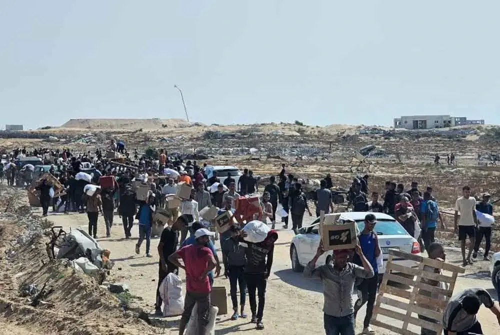 Ribuan penduduk Gaza sanggup berjalan jauh dan menggadai nyawa mereka demi mendapatkan bekalan di hab bantuan di Rafah, selatan wilayah itu. Foto AFP