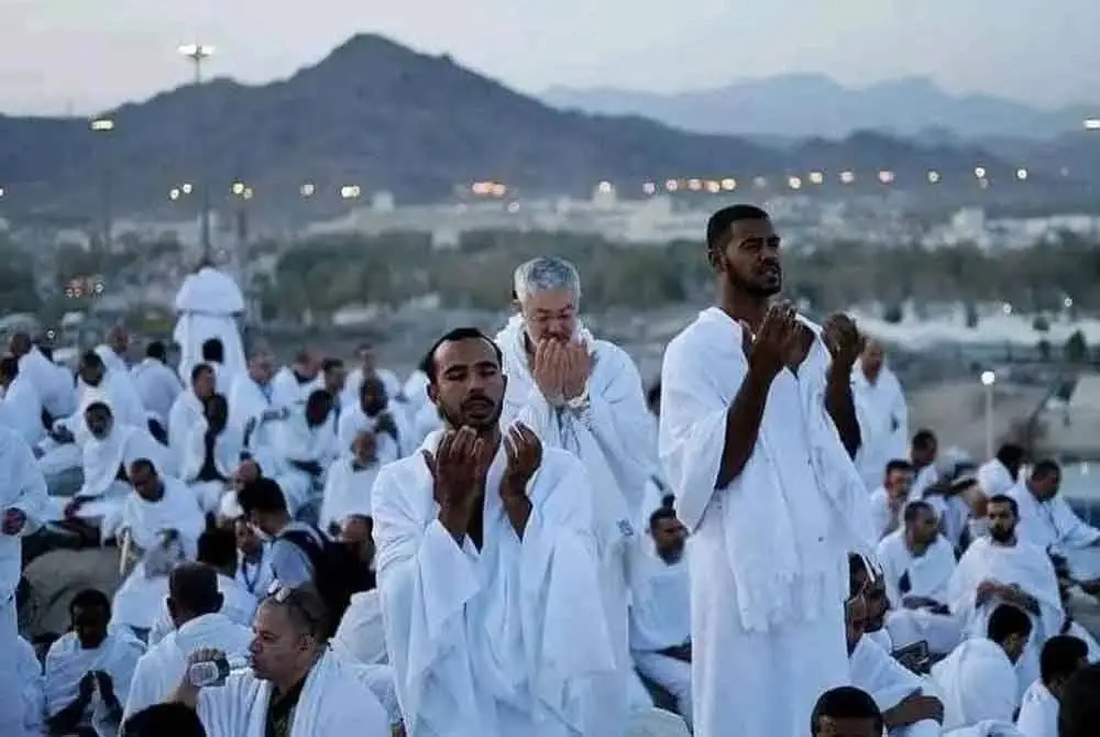 Umat Islam yang berkumpul di Padang Arafah mengambil kesempatan untuk berdoa sambil menyempurnakan ibadah haji. Foto hiasan