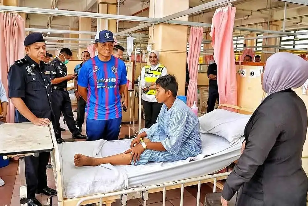 Ketua Polis Melaka, Datuk Dzulkhairi Mukhtar (dua dari kiri) ketika melawat Muhamad Aidil Asyraf di Hospital Melaka.