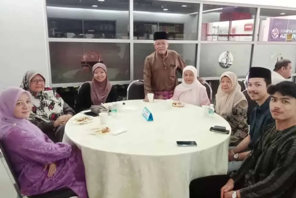 Hussamuddin (berdiri) berkesempatan beramah mesra dengan tetamu yang hadir.