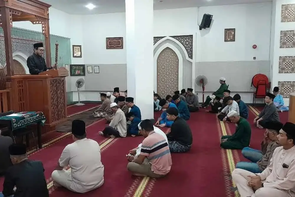 Kumpulan Karangkraf meneruskan tradisi tahunan sempena sambutan Hari Raya Aidiladha dengan mengadakan solat sunat di Surau Karangkraf pada Sabtu.