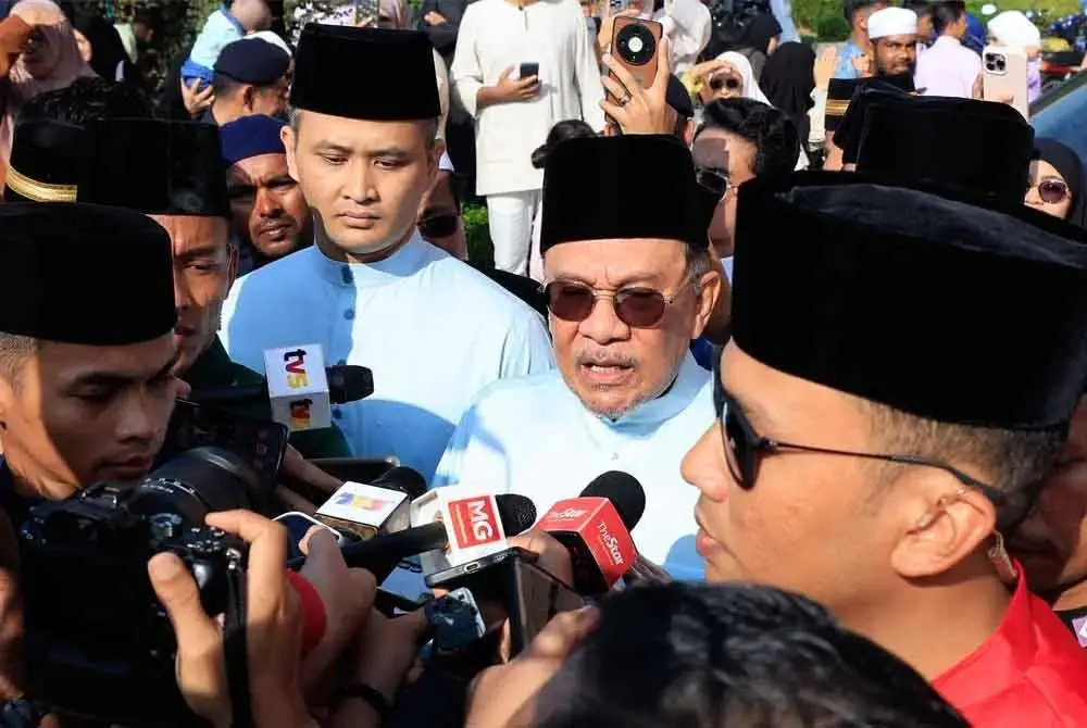 Anwar bercakap kepada media selepas hadir menunaikan solat sunat Aidiladha di Masjid Putra pada Sabtu. Foto Bernama