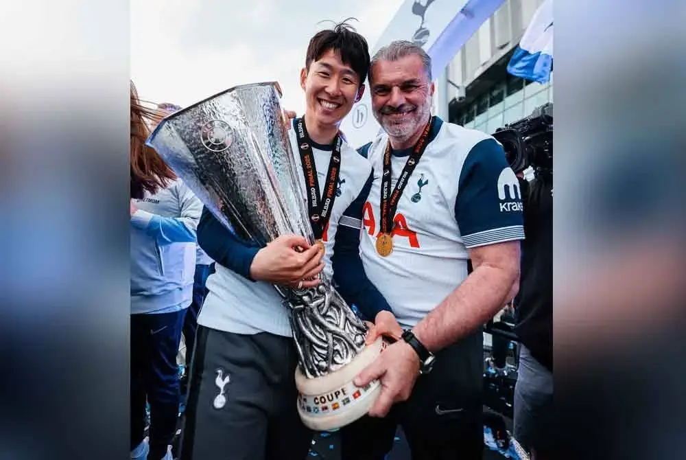 Postecoglou (kanan) bersama bintang Tottenham dari Korea Selatan, Son Heung-min meraikan kejayaan menjulang Kejuaraan Liga Europa. Foto Agensi