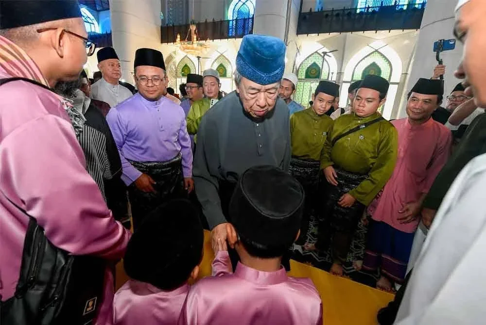 Sultan Sharafuddin (tengah) berkenan menyantuni jemaah ketika berangkat menunaikan solat sunat Aidiladha di Masjid Sultan Salahuddin Abdul Aziz Shah, Shah Alam pada Sabtu. Foto Bernama
