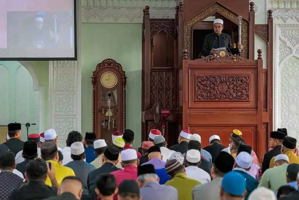 Imam Besar Masjid Negeri Perak, Abd Farid Salleh menyampaikan khutbah Aidiladha di Masjid Sultan Idris Shah II, Ipoh pada Sabtu.