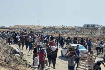 Ribuan penduduk Gaza sanggup berjalan jauh dan menggadai nyawa mereka demi mendapatkan bekalan di hab bantuan di Rafah, selatan wilayah itu. Foto AFP