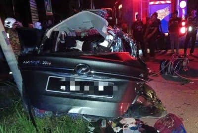 Perodua Bezza dinaiki lima sekeluarga yang maut dalam nahas melibatkan dua kenderaan di Kilometer 7 Jalan Jerantut-Maran di sini awal pagi Sabtu.