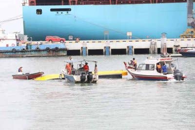 Pasukan penyelamat giat menjalankan usaha mencari dan menyelamat suami isteri yang masih hilang.