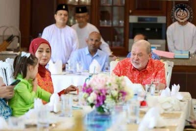 Yang di-Pertuan Agong dan Permaisuri bermesra dengan cucundanya semasa berkenaan santap bersama keluarga sempena Hari Raya Aidiladha di Istana Bukit Serene, pada Sabtu.