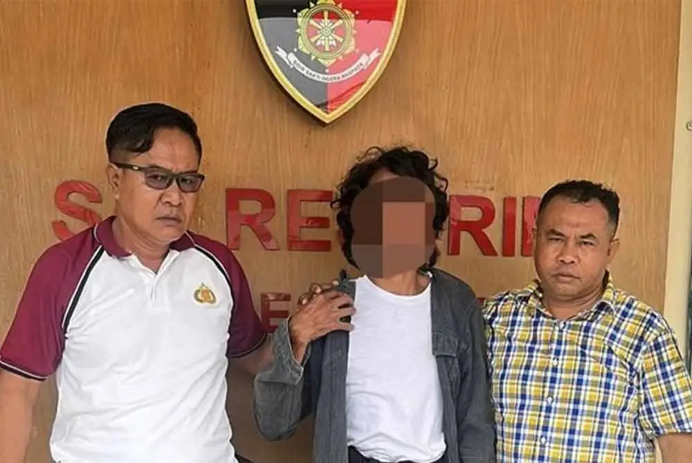 SYA (tengah) ditahan di rumah keluarganya selepas dia melarikan diri dari lokasi kejadian. Foto Agensi