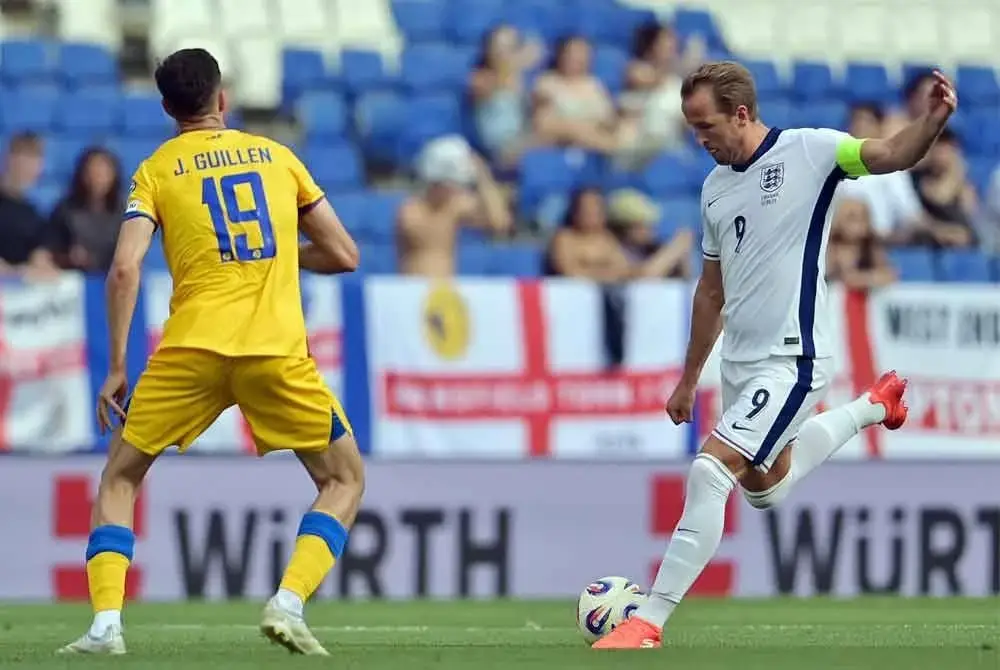 Kane (kanan) meledak gol kemenangan England ketika menentang Andorra. FOTO: AFP
