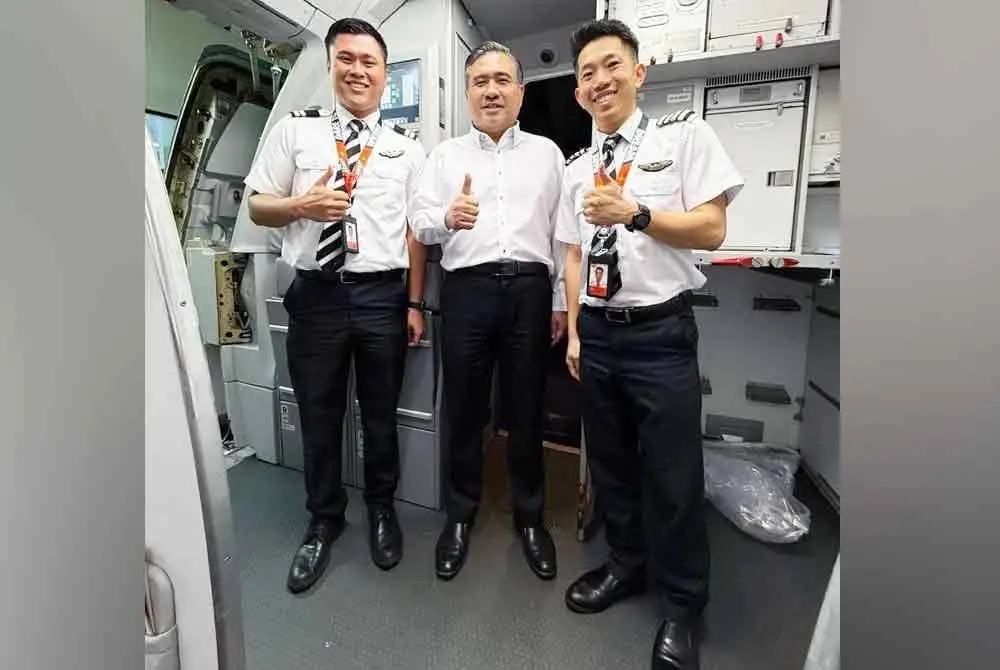 Anthony (tengah) memuji sikap profesionalisme kru-kru penerbangan AirAsia dalam mendepani detik cemas akibat cuaca buruk pada pagi Ahad.