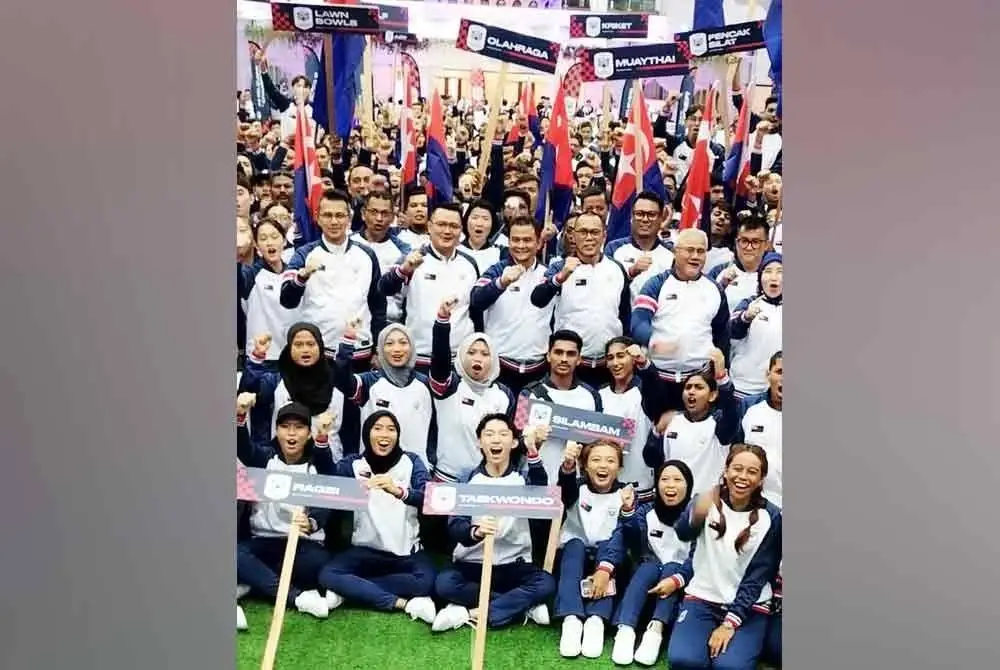 Mohd Hairi (berdiri, tiga dari kiri) bersama Kontinjen Sukma Johor 2024 lalu.