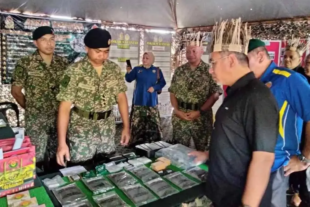 Adly (kanan) melawat reruai ATM ketika Lawatan Kerja dan Korban Sempena Hari Raya Aidiladha Bersama Anggota Operasi Merpati Negeri Kelantan pada Ahad.