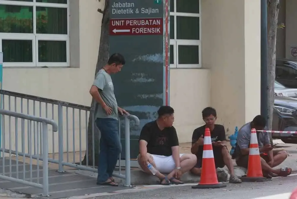 Beberapa individu dipercayai ahli keluarga mangsa insiden bot terbalik berada di pekarangan Unit Forensik Hospital Shah Alam pada Ahad.