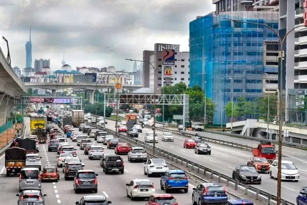 Aliran trafik di lebuh raya utama menghala ke Lembah Klang mulai sesak setakat 2 petang ini, susulan orang ramai mula pulang ke ibu kota selepas cuti Aidiladha.