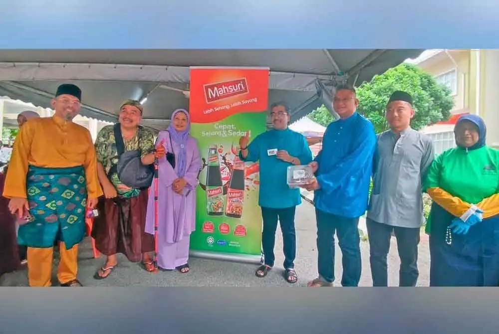 Johari (tengah) bersama Mohd Jazri (tiga dari kanan) ketika hadir pada majlis di Masjid Ar-Rahimah, Kampung Pandan pada Sabtu.