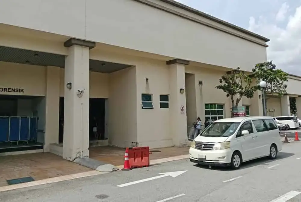 Kenderaan membawa mayat pasangan suami isteri yang selesai urusan bedah siasat di Unit Forensik Hospital Shah Alam pada Ahad.