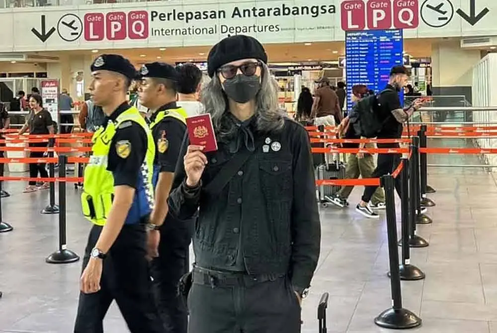 Fahmi Reza di KLIA selepas dibawa keluar dari kawasan pelepasan antarabangsa di KLIA baru-baru ini.