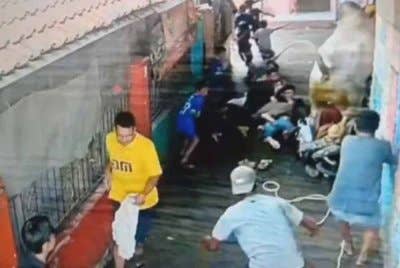 Suasana kelam-kabut ketika kejadian.