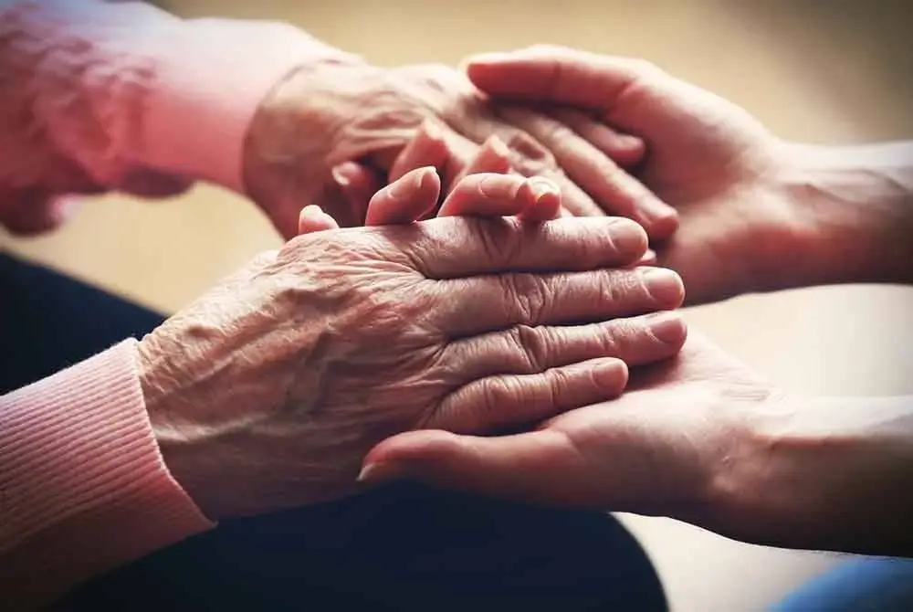 Menjaga orang tua bukanlah mudah, ia perlukan kemahiran khusus. Foto123RF/hiasan