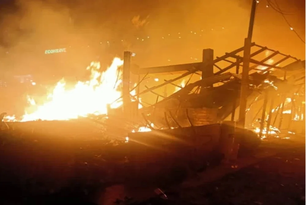 Keadaan kebakaran rumah setinggan di Jalan Klang Lama, di sini, pada Isnin. FOTO ihsan Jabatan Bomba dan Penyelamat Kuala Lumpur.