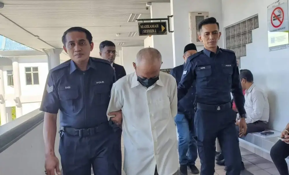 Jaafar (tengah) ketika dibawa keluar dari Mahkamah Sesyen pada Isnin.