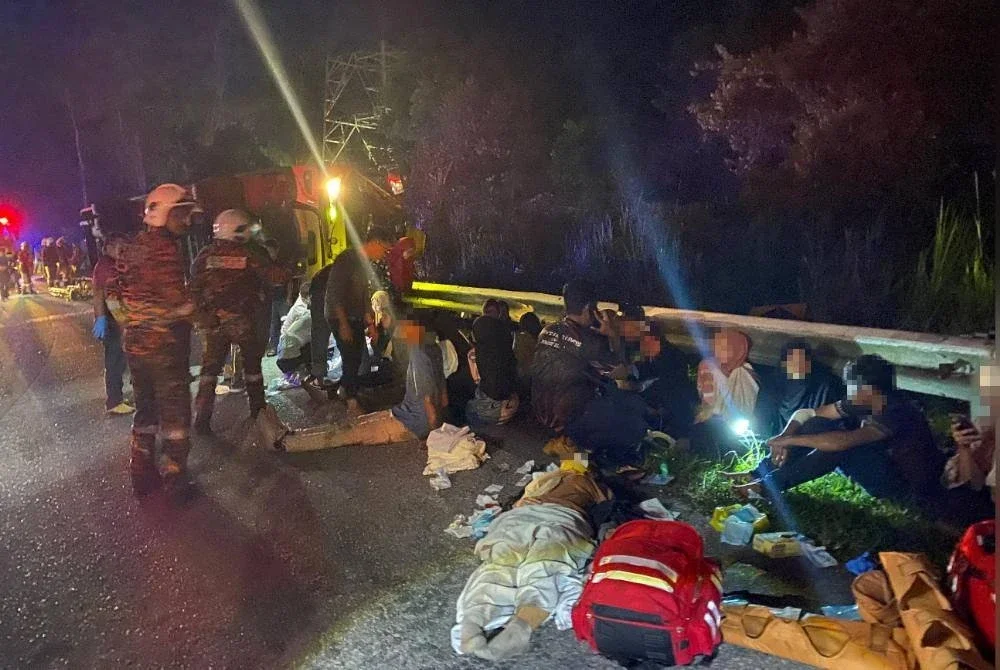 Mangsa yang dikeluarkan dari bas dalam keadaan cedera. Foto ihsan bomba