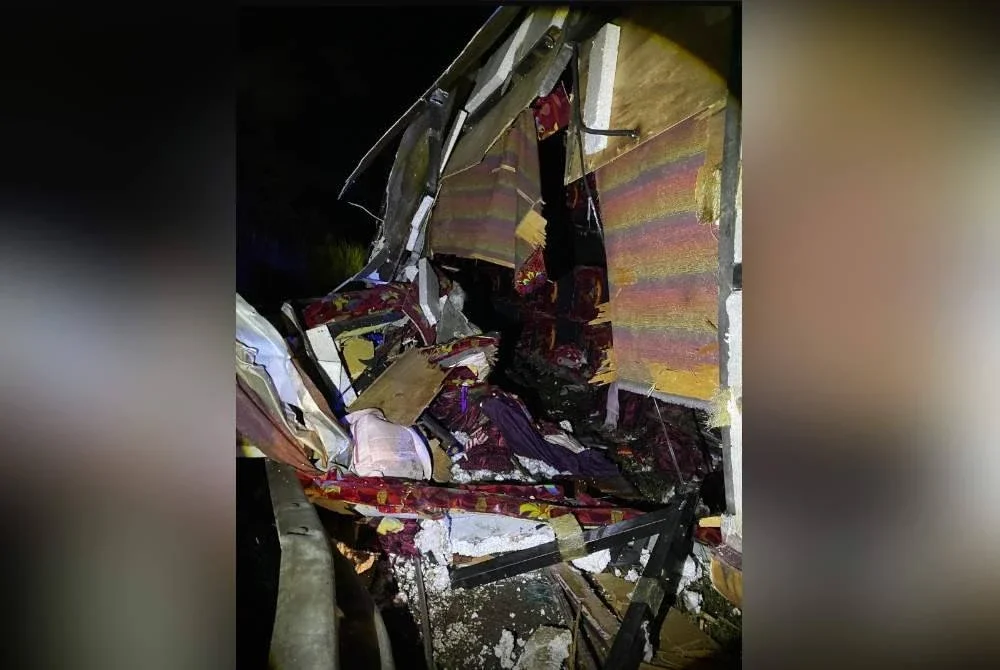 Keadaan bas selepas terbabit kemalangan di Gerik, Perak. Foto ihsan bomba