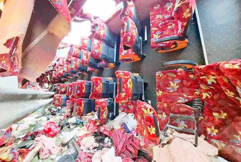 Keadaan di dalam bas persiaran yang terlibat nahas di Jalan Raya Timur-Barat (JRTB) berhampiran Tasik Banding, Gerik, awal pagi Isnin. (Gamabr kecil: Nur Irdina)