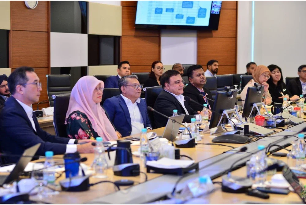 Zurkarnain (tiga dari kiri) ketika taklimat media mengenai MPD di Bangunan SKMM di Cyberjaya pada Isnin.