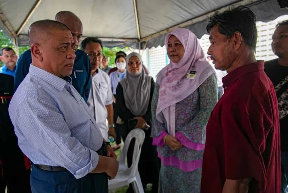 Saarani (kiri) bertemu waris mangsa nahas bas membawa pelajar UPSI di HRPB di sini pada Isnin. Foto Pejabat Menteri Besar Perak
