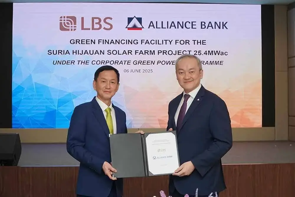 Hock Guan (kiri) dan Kellee Kam ketika majlis rasmi penyerahan dokumen bagi pembiayaan hijau untuk projek ladang solar Suria Hijauan.