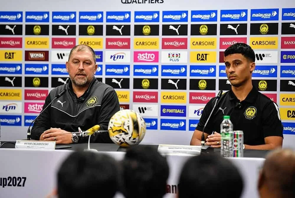 Ketua Jurulatih Harimau Malaya, Peter Cklamovski (kiri) bersama Kapten Harimau Malaya, Matthiew Davies (kanan) pada sesi Sidang Media bagi Kelayakan Piala Asia 2027 di Stadium Bukit Jalil hari ini.