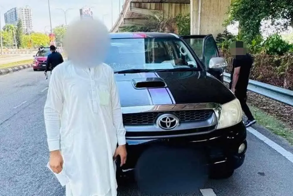 JPJ menahan sebuah Toyota Hilux yang dipandu lelaki Pakistan tanpa lesen memandu di Seksyen 13, Shah Alam. Foto: JPJ Selangor