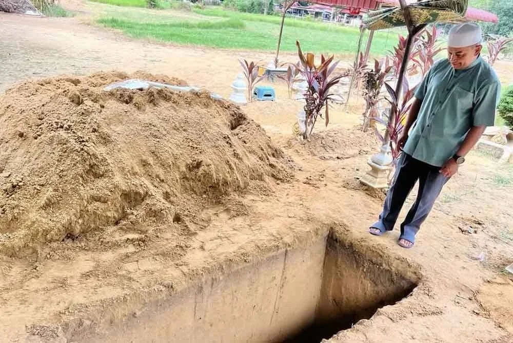 Kariah Kampung Kerandang membantu menyiapkan liang lahad Fatin Nasrien.